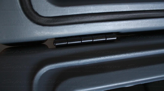 Extra strong metal hinges ensure the lids won't come off during heavy use